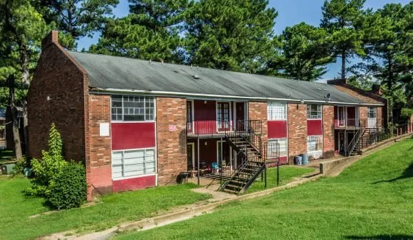 Crane Manor, a two-storey brick building in Memphis, Tennessee